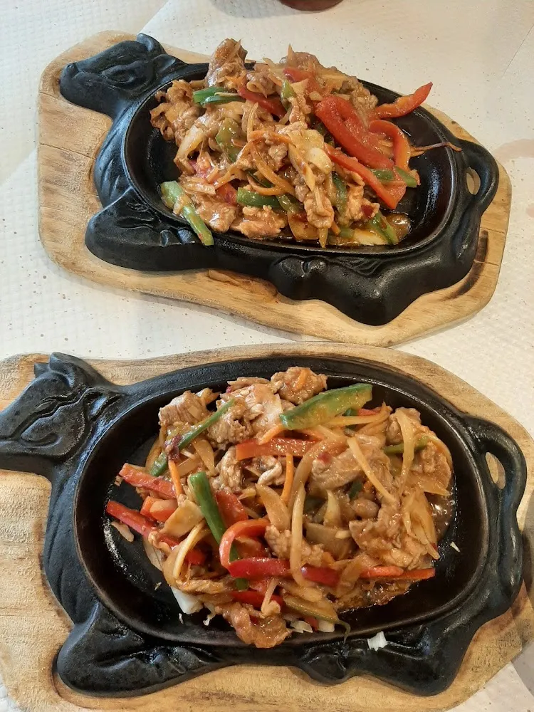 Boeuf Émincé À la Sauce Piquante Sur Plaque Chauffante